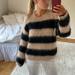 Stickad tröja - Jättemysig stickad tröja!!! Har nästan aldrig används😊