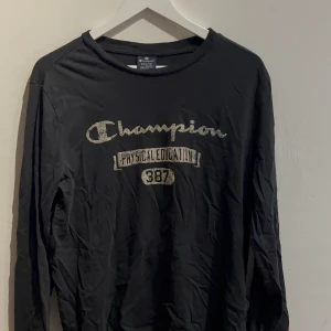 champion tröja - Säljer ut kläder som ej kommer till användning längre. Säljer en champions långärmad tröja i storlek M. Okej skick! Pris kan diskuteras.