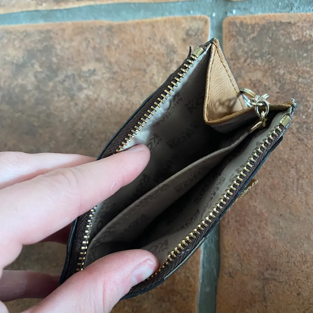 Använd plånbok ifrån Michael Kors (se bilder) men den har mycket kvar att ge🤎. Denna är en gåva ifrån usa så har tyvärr inget kvitto🤎. Väskor.