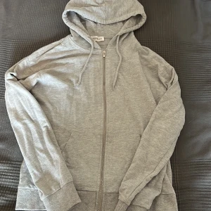 Grå ziphoodie  - Grå ziphoodie från even&odd. Storlek står ej men passar typ xs. Sparsamt använd.