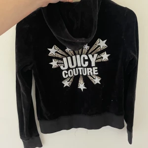 Kofta hoodie juicy cotoure - Svart Kofta / hoodie från juicy cotoure storlek xs/s