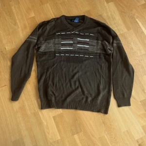 Brun stickad tröja  - Vintage, mörkbrun, stickad tröja med mönster på. Väldigt bekväm och perfekt för hösten och våren. Är i strl s men modellen är oversized så passar även m