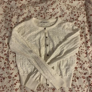 Vit kofta🪴 - Supersöt, vit kofta med knappar🦔jättefin men har en liknande sedan innan så denna får inte så mycket användning. Fint tyg och snygg passoppen (tycker jag)☺️☺️skriv för fler bilder eller frågor🪴öppen för prutning 