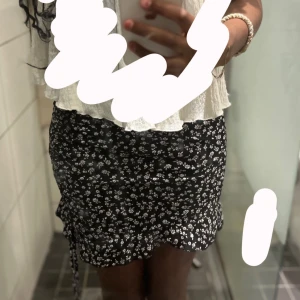 Blommig tajt kjol - Säljer denna svarta blommiga tajta kjol från SHEIN i stl XXs. Den är i väldigt bra skick och är Max använd 3 ggr. Original pris är 129, pris går att diskutera. Jag säljer denna då den inte kommer till användning.