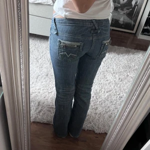 Lågmidjade jeans  - Säljer mina lågmidjade jeans som är i jättebra skick. Skriv vid frågor o fler bilder. ☺️