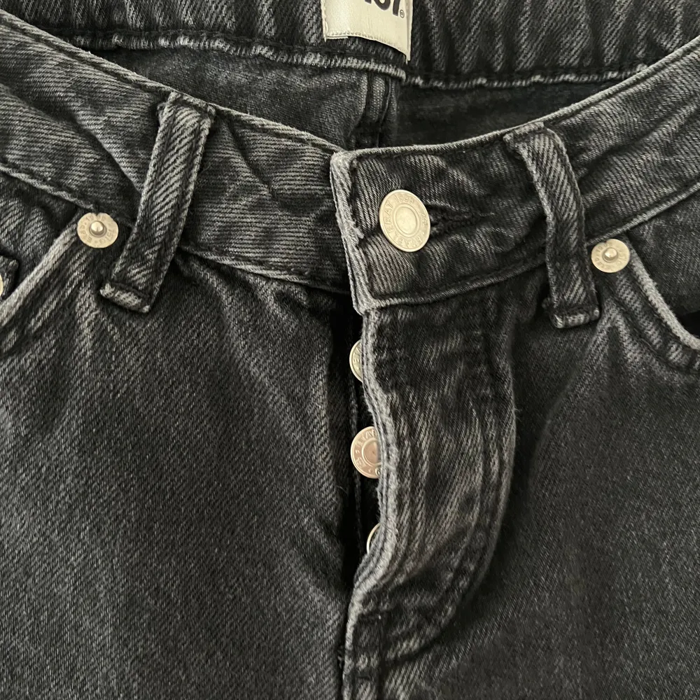 Svart/ gråa lågmidjade jeans från lager 157, dom är raka i modellen, super fint skick, storlek xs.. Jeans & Byxor.