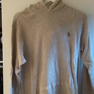 Hoodie Ralph Lauren - Beige härlig hoodie från Ralph Lauren i toppen skick. Knappt använd. Oerhört skön tröja att ha hemma eller varför inte styla med något snyggt.