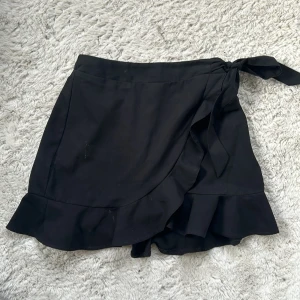 Svart kort kjol  - Bra skick har inte använt så mycket 