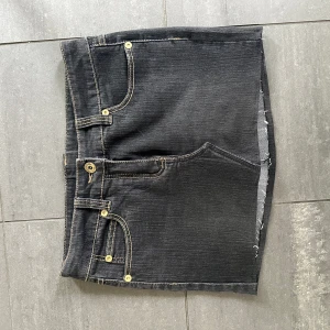 Snygg Jeanskjol  - Snygg jeanskjol med coola detaljer   Midja rakt över : 38 cm