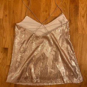 Guldglittrig topp - Jättefin fest topp med korsade band bak ❤️ från Gina tricot