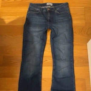 Mörkblå jeans från Only - Mörkblå jeans från only i modellen midrise flared, säljer för att jag inte använder. Väldigt stretchiga❤️ Pris kan diskuteras🫶🏼 skriv för mer info❤️