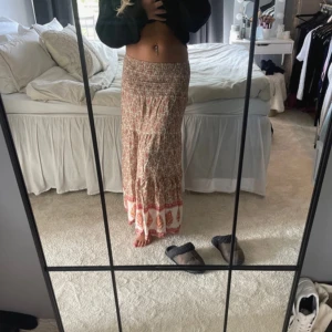 Lång kjol - Snyggaste långkjol köpt i Spanien. Finns endast en av den här, ingen annan kommer va likadan. Den är använd Max 2 gånger då jag har en som jag tycker om mer. Jag är 170 för referens, KÖP DIREKT 430kr