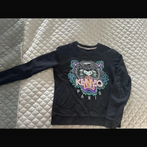Kenzo tröja  - Mycket fin kenzo tröja , använd 2 gånger sen har den bara legat.. jätte fint skick 
