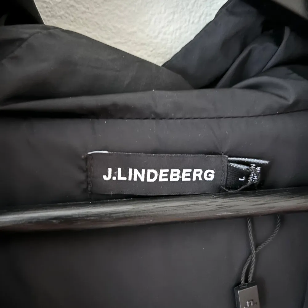 Slutsåld J Lindeberg cardigan i mycket bra skick! Köpt i deras butik för Nypris 3200. Storlek L, passar M-L. Pris kan diskuteras. Jackor.