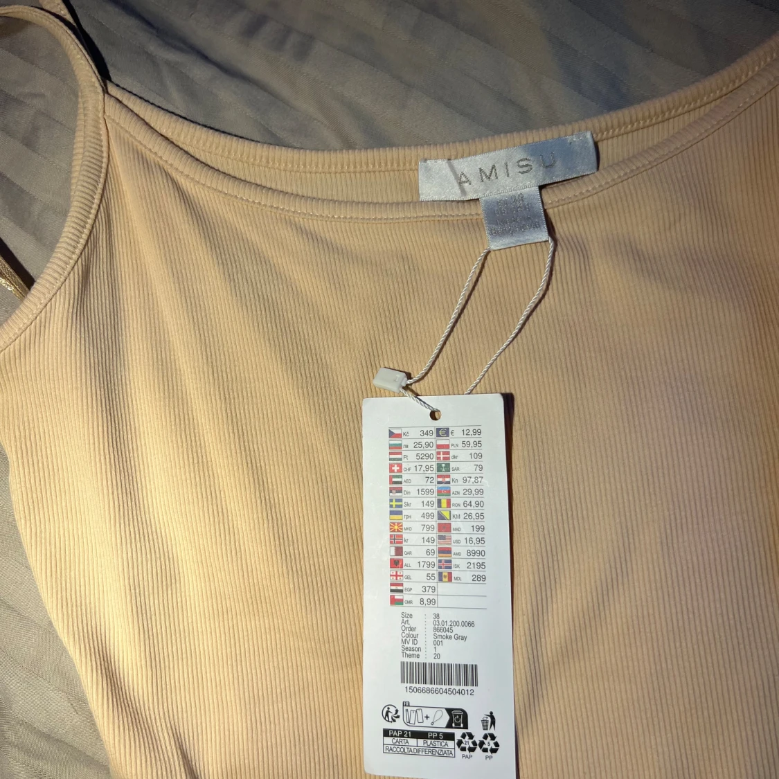 En klänning med öppning  - 90