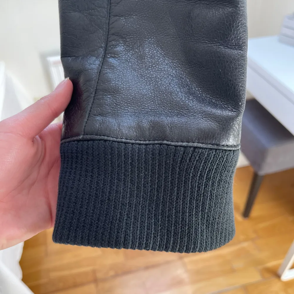 Säljer denna super fina svarta skinnjacka i äkta skinn ifrån Hollister! Den har mörkgröna muddar och är super fin! Tyvärr för liten på mig:/ . Takit.