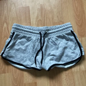 Gråa shorts - Gråa shorts från H&M i xxs/xs/s isch. I bra skick❤️