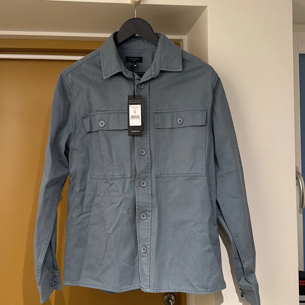 Overshirt från New Look. Aldrig använd och prislappen sitter kvar på. Nyskick, snygg skjorta till sommarkvällar. . Skjortor.