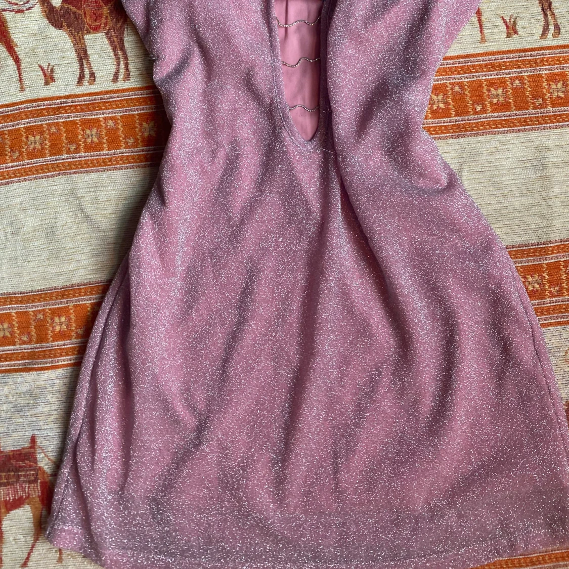 Ljusrosa glittrig klänning med rhinestone detaljer - 91