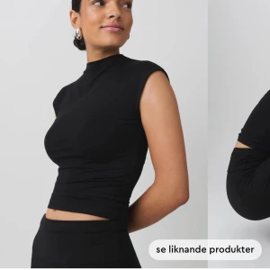 Ribbad topp - Fin topp ifrån Gina som är ribbad på sidorna. Tajt passform. Säljer denna fast i  beige, fråga om bilder om du är intresserad ❤️