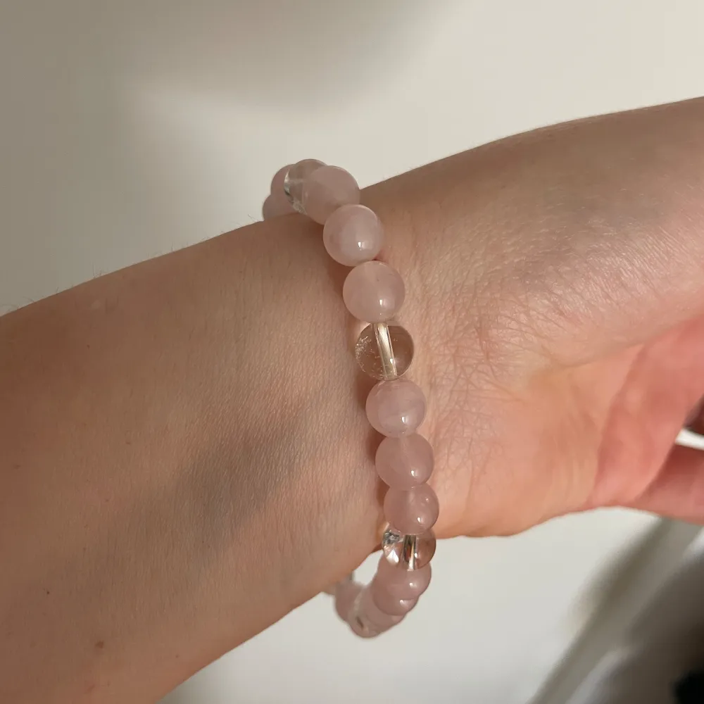 Nytt elastiskt armband med vita och rosa pärlor Fin att bära solo eller kombinera med andra armband!. Accessoarer.