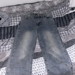 Wide straight petite jeans från pretty little thing ( ettiketten finns kvar på byxan) - Dem är endast använda en gång då jag provade dem annars så är dem inte använda mer, och säljes pga för små för mig. Dem är även helt ny köpta så dem är i  väldigt bra skick. 