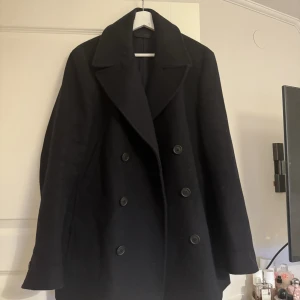 Mango kappa - Jättefin kort kappa från Mango herravdelning men passar både tjej/kille. Använd Max 2 gånger. Väldigt bra kvalité. Nypris 1700kr.