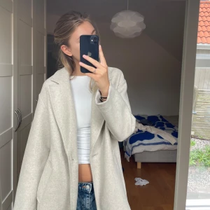Beige kappa - Beige kappa från Bershka. Knappt använd