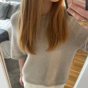 Stickad T-shirt  - Superfin beige stickad T-shirt från &otherstories i jättebra skick!!