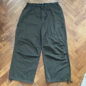 Gröna parachute pants från jaded london strl:XL