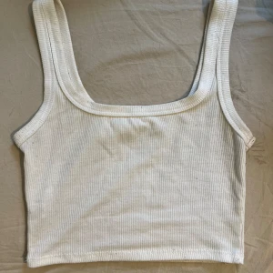 Linne - Vitt ribbat linne i storlek S som jag säljer då jag inte använder det längre, fint skick och bekvämt material!