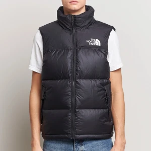 North face puffar vest - Säljer min svarta north face puffar vest storlek M. Köpt för 2600