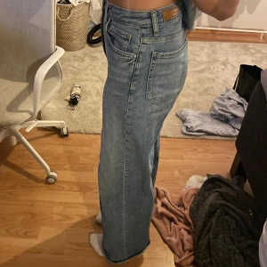 Blå jeansbyxor - Ett par blå jeansbyxor i storlek 32 men passar som typ 36. Byxorna har en normal passform och är högmidjade😝💗