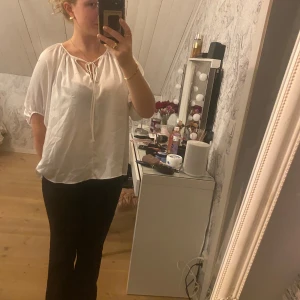 Vit blus - En super gullig blus som tyvär aldrig använts💞