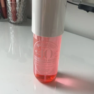 Sol de Janeiro body mist 240ml - Säljer denna body misten från Dol de Janeiro i 240ml. Helt ny och oöppnad då jag råkade beställa två på Lyko! Nypris ca 440kr Säljer för endast 290kr 