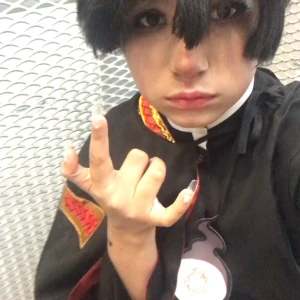 Hanako kun Cosplay - Säljer eventuellt byter en hanako kun cosplay. Den har hål i byxorna men syr såklart ihop det. 2 knappar har ramlat bort