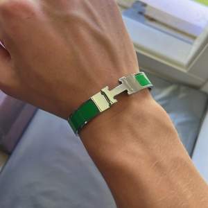 Säljer nu mitt super snygga Hermes armband i helt okej skick! Har använt de rätt mycke. Köpte de för 2500 begagnat. Inget og finns tyvärr 