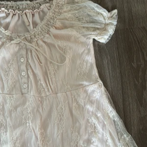 Kläning med spetsdetaljer - Säljer denna gullig kläning med spetsdetaljer! Väldigt somrig och fin 😊Skriv gärna om du har några frågor eller vill ha fler bilder!