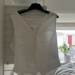  Som ni ser så ser den väldigt gammal ut men men har faktiskt knappast använt den -  En tröja från Gina Tricot köpte den väldigt länge sen jag har bara legat i garderoben och sen använder jag den ett par gånger