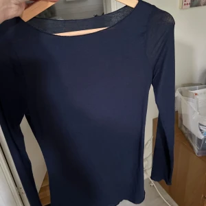 Intimissimi tröja  - Säljer min fina intimissimi tröja då den inye kommer till användning, den har ett hål på armen därav priset💞 annars super bra skick! Köpte för 449kr 