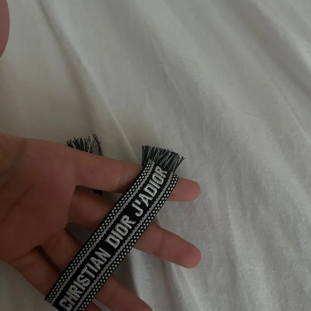 Säljer mitt armband för 120kr, pris kan diskuteras. Kan även vissa mer bilder. Har aldrig använt då ja har flera armband. Inte äkta. Accessoarer.