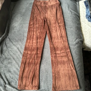 Bootcut mjukisbyxor  - Mjukisbyxor från Nelly, med bootcut, bruna. Knappt använda! 