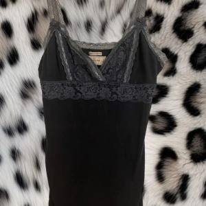  Spetslinne - As snyggt linne från Abercrombir & Fitch i en grå/blå färg💋Storlek M men skulle säga att den sitter mer som S💋Läs min bio innan du kontaktar mig❤️