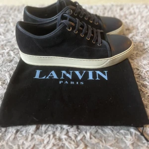 Lanvin skor  - Säljer mina lanvins  Bra skick  Pris kan diskuteras  Nypris 5000kr Skriv för minsta fundering   Skorna är jätte sköna och jag har tagit väll hand om dem, finns inga skador eller fläckar 