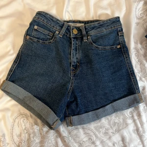 Mörkblå high waisted shorts  - Ett par mörkblå high waisted shorts i storlek XS, nästan helt oanvända 💙