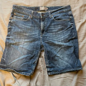 Jeans shorts - Snygga jeansshorts från dressman i bra skick!