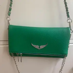 Säljer denna gröna Zadig Voltaire väskan som tyvärr inte kommer till användning längre. Den är köpt här på Plick och jag är osäker om den är äkta, därav att jag säljer den billigt!💚 