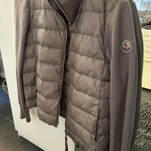 Moncler cardigan  - Säljer min cardigan då den ej kommer till användning. Endast sariösa köpare tack!!! Snabba köp prioriteras. Självklart äkta. 