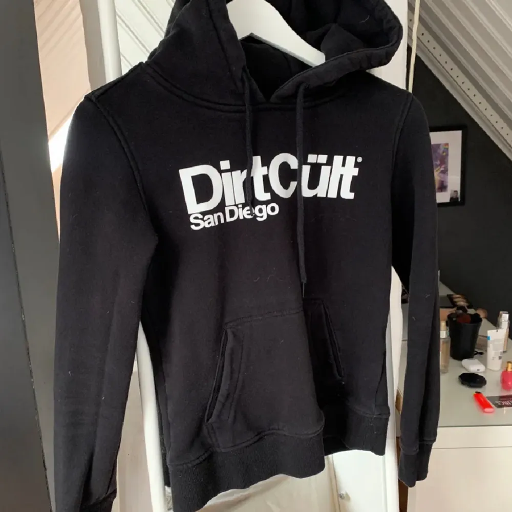 Säljer min Dirt Cült hoodie då ja inte använder den💗 den är använd ksk 4 ggr och är i bra skick💗 bara att höra av dej om du har några frågor💞. Hoodies.