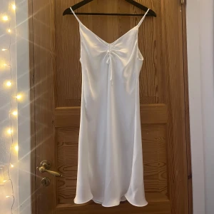 Satinklänning från BikBok - Säljer denna satinklänning från bikbok som är helt oanvänd. Lappen sitter kvar 💕Storlek M men skulle säga att den passar S också 💕 Nypris 399 men säljer för 299